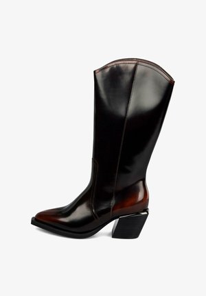 Botas de cuero marrón hasta la rodilla con punta afilada y tacón cuadrado. El diseño presenta una textura brillante y mínimos acentos de costura.