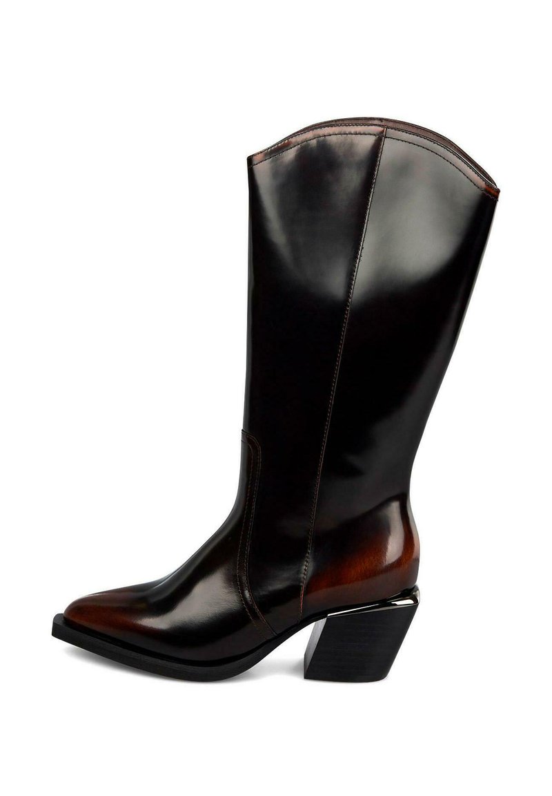 Botas de cuero marrón hasta la rodilla con punta afilada y tacón cuadrado. El diseño presenta una textura brillante y mínimos acentos de costura.