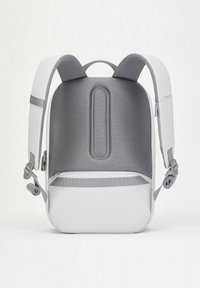 Zaino bianco con accenti grigi, dotato di spallacci imbottiti, pannello posteriore texturizzato e tasca anteriore con zip.