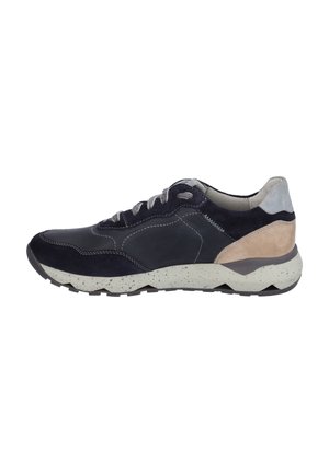 Baskets en cuir et daim bleu marine avec une semelle externe blanche tachetée, des lacets gris et des accents beiges au talon et sur le côté.