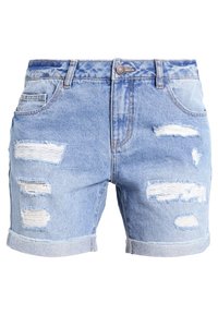 Shorts de mezclilla azul claro con parches desgastados y dobladillos enrollados. Cuenta con un cierre de botón y cremallera, cinco bolsillos y un lavado desgastado.