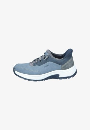 Helles blaues Sport Schuhwerk aus Wildleder und synthetischem Material, mit einer weißen Zwischensohle, dunkelblauer Laufsohle und grauen Akzenten.