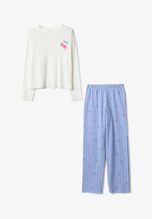 Witte top met lange mouwen met kersafbeelding en de tekst 'Time to relax', gecombineerd met lichtblauwe gestreepte broek met kleine kersprintjes.