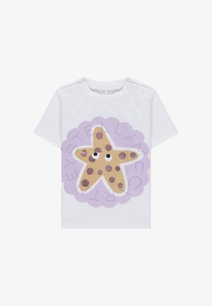 Wit peuterhemd met een glimlachende, beige zeester met paarse vlekken en ogen, geplaatst in een lavendelkleurige geschulpte cirkel met tekst eromheen.