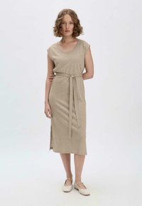 Beiges, knielanges Kleid aus weichem Stoff. Verfügt über einen Rundhalsausschnitt, kurze Ärmel, einen taillierten Gürtel und seitliche Schlitze.