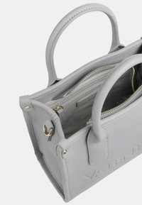 Borsa a mano in pelle grigia con doppi manici, forma strutturata e logo impresso. Presenta tasche interne e una chiusura con zip per una conservazione sicura.