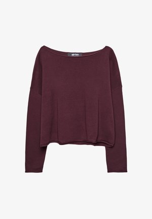 Pull court bordeaux avec un design décolleté, manches longues et texture douce. Présente un ourlet droit et une marque minimaliste.