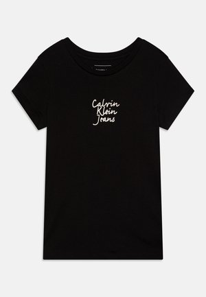 T-shirt de algodão preto com um logótipo bordado branco "Calvin Klein Jeans" no peito. Gola redonda e mangas curtas. Design simples.