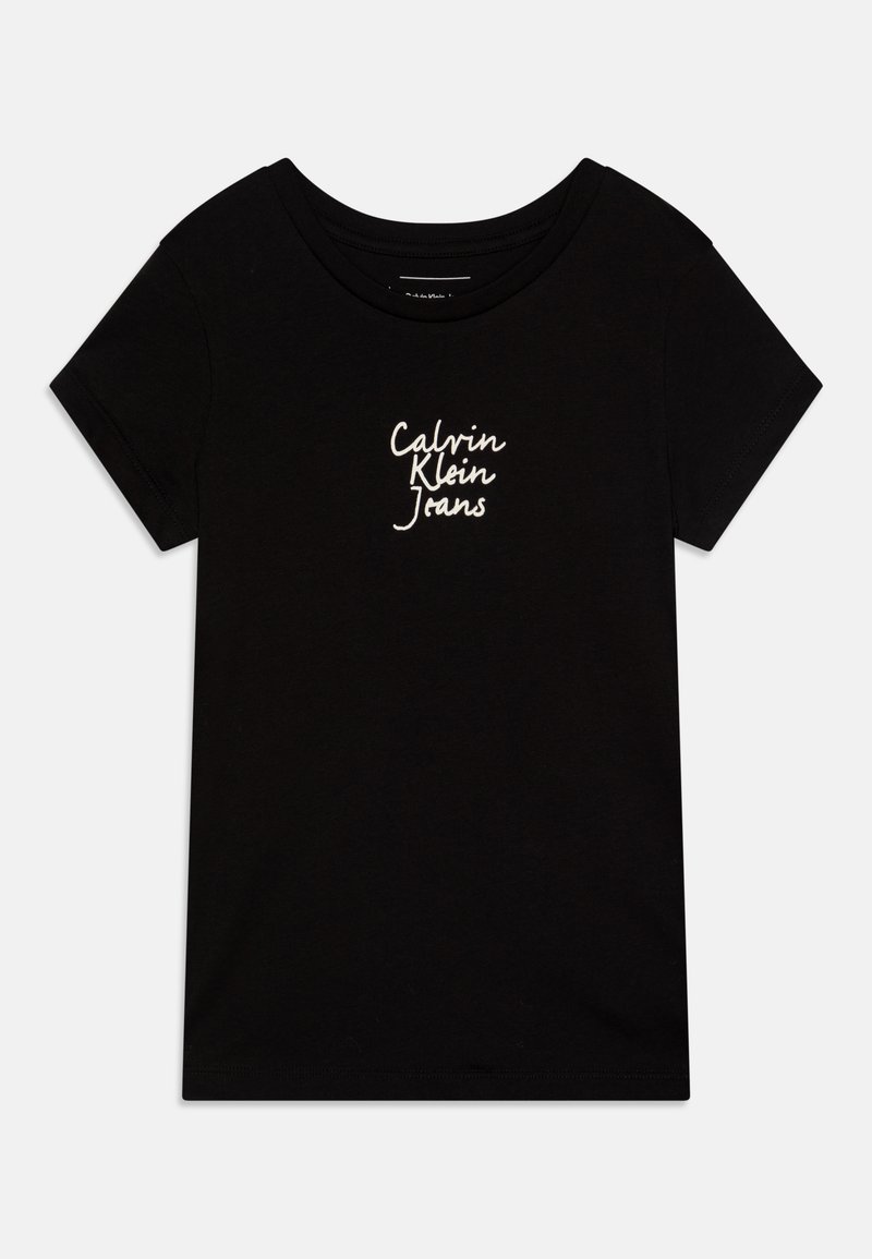 Melnas kokvilnas t-krekls ar baltu izšūtu logotipu "Calvin Klein Jeans" uz krūtīm. Apaļa kakla izgriezums un īsas piedurknes. Vienkāršs dizains.