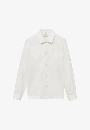 Bela srajca z dolgimi rokavi in gumbi, izdelana iz lahkotnega materiala, z dvema žepoma na prsih in klasičnim ovratnikom z gumbnimi detajli.