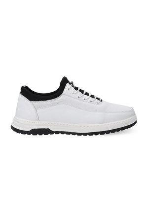 Hvide sneakers med krave i sort, der har en glat læderoverdel og mesh-detaljer, en tykk sort gummisål og traditionel snøring.