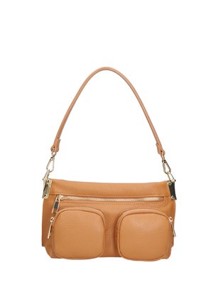 Sac à main en cuir marron clair avec deux poches zippées à l'avant, une fermeture éclair sur le dessus et une bandoulière simple avec des accessoires dorés.