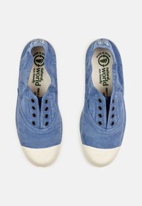 Kék vászon slip-on cipők lekerekített orral, fehér gumi talppal és elasztikus oldalsó panelekből. Környezetbarát anyagokból készültek, Spanyolországban.