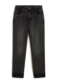 Los jeans de mezclilla negra tienen un corte relajado, con pierna recta. La tela presenta un desgaste sutil y los puños están doblados con un acento más oscuro.