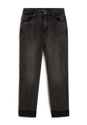 Schwarze Jeans aus Denim haben einen lockeren Schnitt mit geradem Bein. Der Stoff zeigt subtile Verfärbungen, und die Säume sind mit einem dunkleren Akzent umgekrempelt.