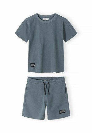 Børns blå teksturerede T-shirt med korte ærmer og matchende shorts med sort snor og små rektangulære logoer på begge dele.