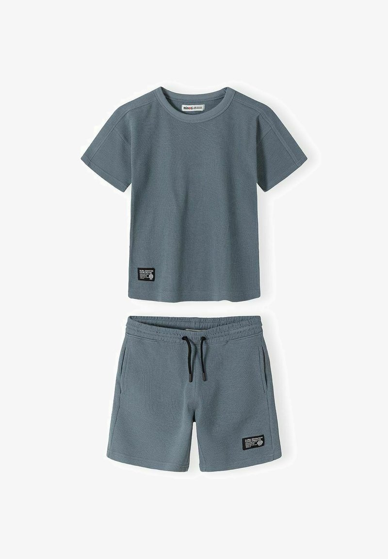 T-shirt bleu texturé à manches courtes pour enfants et shorts assortis avec un cordon noir et de petits logos rectangulaires sur les deux pièces.