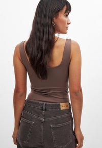 NA-KD DOUBLE FOLDED SINGLET - Tops - soft brown