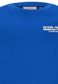Blaues Baumwoll-T-Shirt mit kurzen Ärmeln, Rundhalsausschnitt und weißem Drucktext "Retour Jeans Essential". Glatte Textur, lässiges Design.