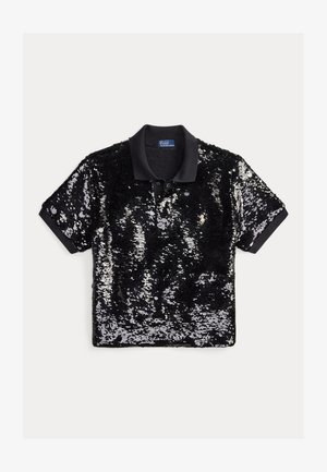 Črna in srebrna polo majica s ščetinasto srajco s črnim ovratnikom in kratkimi rokavi, z logotipom na levi strani prsi. Bleščeča tekstura po celotni površini.