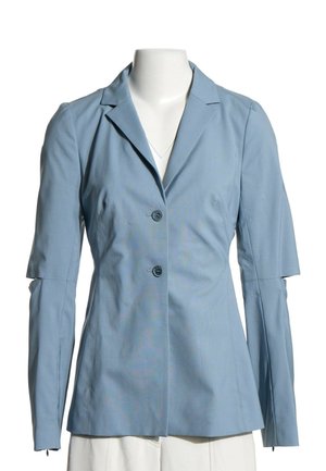 Blazer bleu clair à deux boutons et manches longues avec une découpe ouverte aux coudes, présenté sur un mannequin sans tête.