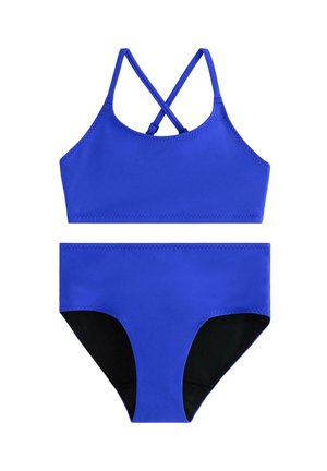 To-delt blå badedragt med en crop top med krydsede skulderstropper og højtaljede bikinibukser med sort for.