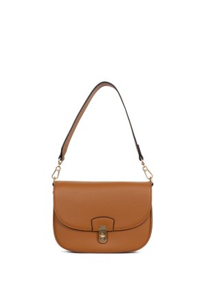 Bruine leren schoudertas met klepsluiting, gouden sluiting en verstelbare riem met gouden hardware.