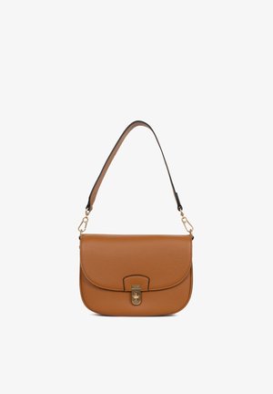 Bruine leren schoudertas met klepsluiting, gouden sluiting en verstelbare riem met gouden hardware.