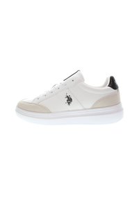 Vita lädersneaker med mockadetaljer, snörningsdesign och en svart hälflik. Har en logotyp på sidan och en texturerad gummisula.