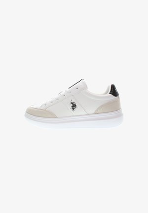 Sneaker bianco in pelle con accenti in suede, design con lacci e una linguetta nera sul tallone. Presenta un logo sul lato e una suola in gomma testurizzata.