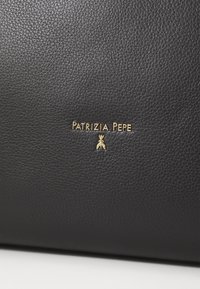 Svart lær veske med en teksturert overflate. Har gull "Patrizia Pepe" merkevare og et distinktivt gullaksel under teksten.