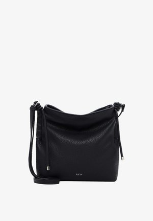 Bolso de mano de cuero negro con textura de grano, cierre de cordón, correa ajustable y pequeño detalle en plata.