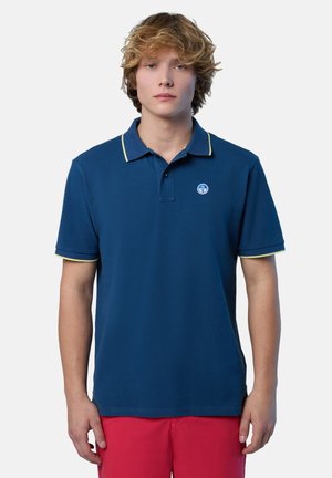 Polo shirt blu navy con rifiniture gialle, maniche corte e un piccolo logo sul petto sinistro. Realizzato in tessuto morbido.