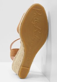 Sandale espadrille à talon compensé avec brides en daim beige et semelle en jute tressée, semelle présentant le logo "Pretty Ballerinas" et la taille 37.