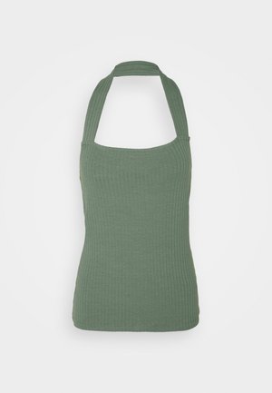 Grøn ribbet halterneck ærmeløs top med tætsiddende silhuet mod en ensfarvet lys baggrund.