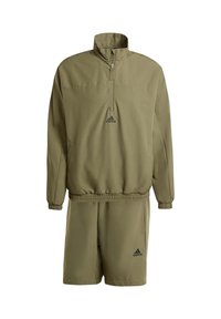 Olivengrünes Sporttracksuit mit einem Viertel-Zip-Pullover mit Stehkragen und passenden Shorts. Enthält schwarze Adidas-Logo-Details.
