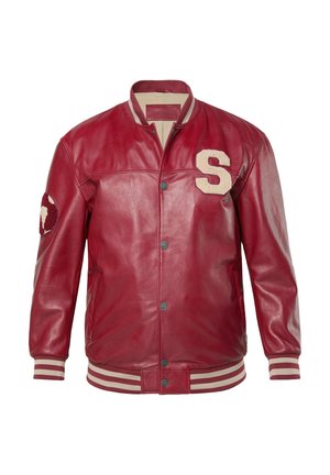Czerwona skórzana kurtka varsity z beżowymi paskowanymi mankietami i kołnierzem, z przodu zatrzaski, na piersi naszywka w formie litery "S" oraz okrągła naszywka na rękawie.