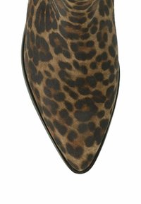 Bottine cheville en imprimé léopard avec un nez pointu, en matériau en faux suède, palette de couleurs brun foncé et beige, avec une finition noire élégante.