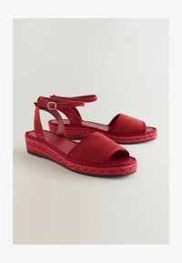 Seleccionado, red suede