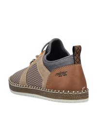 Brązowe i szare trampki wykonane z różnych materiałów, z siateczkowymi panelami, teksturowaną gumową podeszwą, pomarańczowymi akcentami i dekoracyjnym przeszyciem na krawędzi.