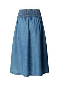 Blauwe denim midirok met brede, geplooide elastische tailleband en A-lijn silhouet, weergegeven tegen een witte achtergrond.