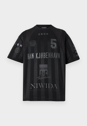 Czarna sportowa koszulka z krótkim rękawem z subtelnymi pionowymi paskami, nadrukowanym tekstem „HAN KJØBENHAVN”, numerem 5 oraz kilkoma małymi logotypami w odcieniach szarości.