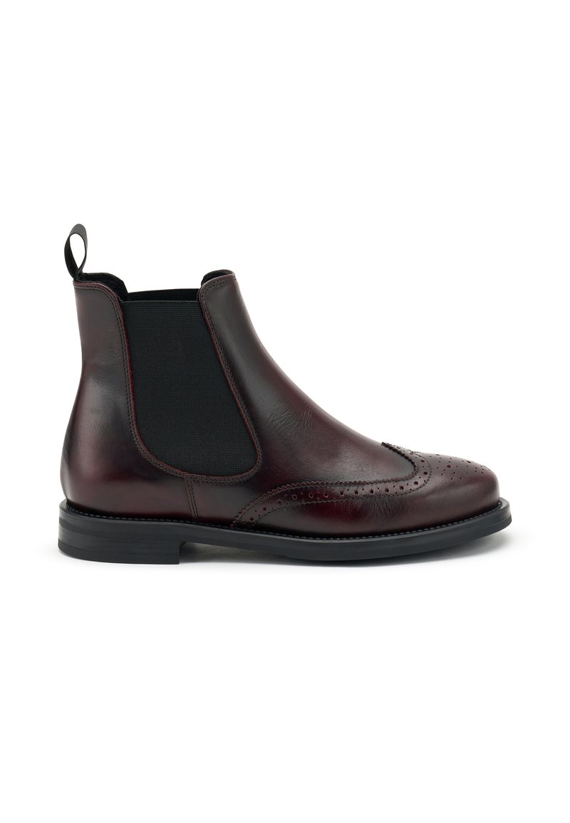 Botín Chelsea de cuero burdeos con paneles laterales elásticos, detalles perforados en la punta, asa de tirón y suela de goma negra.