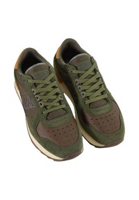 Sneaker verde oliva realizzati in materiali scamosciati e rete. Punta arrotondata, dettagli perforati, colletto imbottito e suola in gomma spessa. Accenti marroni.