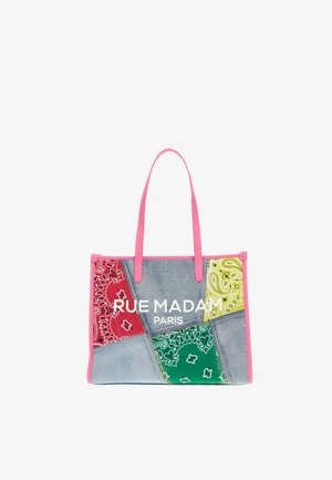 Tote taske med lyserøde håndtag og kant, patchwork denim og bandana print i rød, grøn og gul, med teksten "RUE MADAM PARIS" på forsiden.