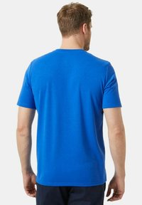 Camiseta de manga corta en tejido de algodón de color azul brillante. Diseño de cuello redondo sencillo con una textura suave y sin patrones ni gráficos visibles.