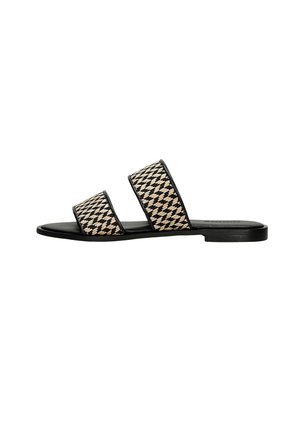 Schwarze und beige flache Sandalen mit zwei breiten geflochtenen Riemen, die ein Hahnentrittmuster aufweisen, und einem minimalistischen flachen Sohledesign.