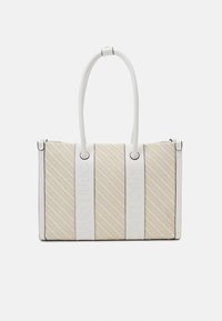 Bolso beige con asas sintéticas blancas, que presenta un patrón texturizado en diagonal, dos cintas de acento blancas y detalle de logo.