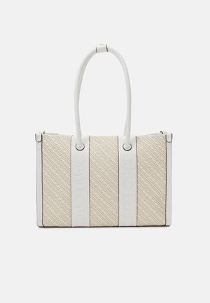 Bolso beige con asas sintéticas blancas, que presenta un patrón texturizado en diagonal, dos cintas de acento blancas y detalle de logo.