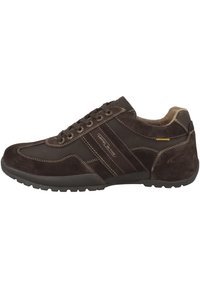 Braune WildlederSneaker mit strukturiertem Obermaterial, kontrastierenden Nähten und Gummisohle, versehen mit zwei seitlichen Streifen und einem gepolsterten Schaft.